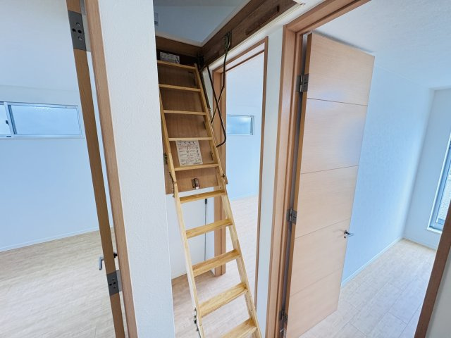松戸市小金原９丁目中古戸建【栗ケ沢小学校：8分】の内装|2Fホール・小屋裏収納入口
