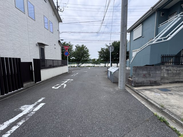 松戸市小金原９丁目中古戸建【栗ケ沢小学校：8分】の前面道路含む現地写真|南東側前面道路・幅員約5.9ｍ