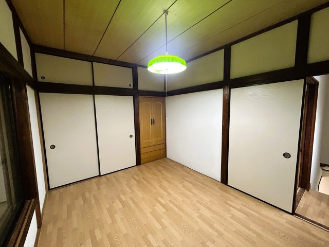 ～全室洋室仕様。エイヴイ武山店まで850mの平穏な住宅街～神奈川県横須賀市武1丁目の洋室|天袋付きの押し入れがあり、季節物の荷物もすっきり収まる
