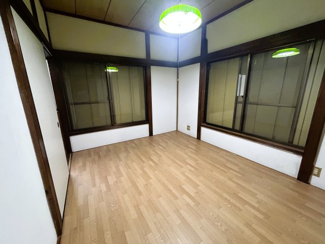 ～全室洋室仕様。エイヴイ武山店まで850mの平穏な住宅街～神奈川県横須賀市武1丁目の洋室|2面の大きな窓から光が入り、日中も明るく過ごせる洋室