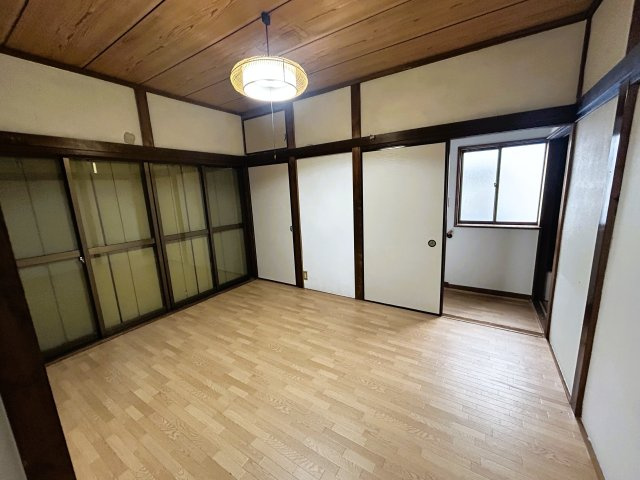 ～全室洋室仕様。エイヴイ武山店まで850mの平穏な住宅街～神奈川県横須賀市武1丁目の洋室|引き戸を開けると廊下の窓から自然光が差し込むフローリング