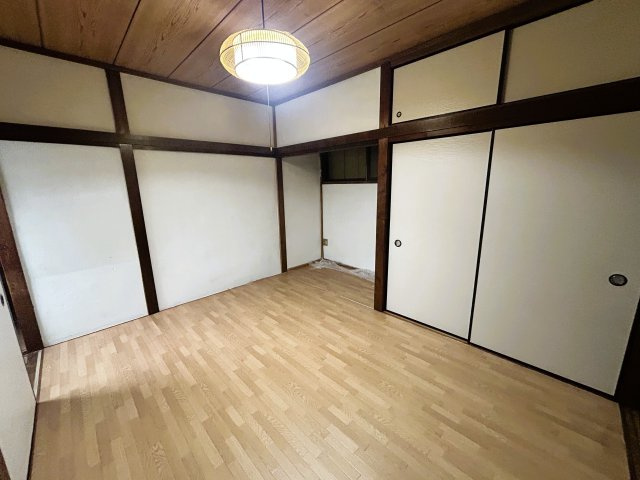 ～全室洋室仕様。エイヴイ武山店まで850mの平穏な住宅街～神奈川県横須賀市武1丁目の洋室|木の温もりを感じる和モダンな内装で、落ち着いて寛げる一室