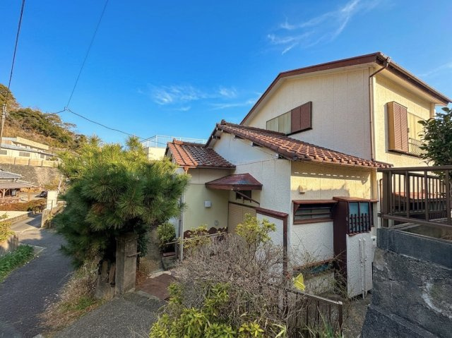 ～全室洋室仕様。エイヴイ武山店まで850mの平穏な住宅街～神奈川県横須賀市武1丁目の外観|陽当りが確保しやすく、周囲に緑が広がる外観