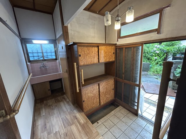 ～全室洋室仕様。エイヴイ武山店まで850mの平穏な住宅街～神奈川県横須賀市武1丁目の玄関|大型の木製靴箱と手すり付きで、靴の脱ぎ履きが楽に行える玄関