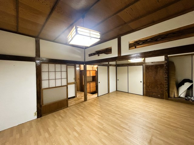 ～全室洋室仕様。エイヴイ武山店まで850mの平穏な住宅街～神奈川県横須賀市武1丁目の洋室|木の温かみを感じる内装で、寝室や客間など多用途に使える一室