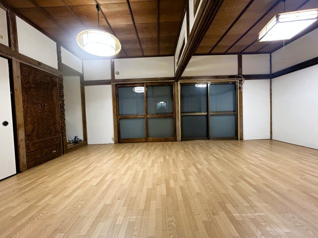 ～全室洋室仕様。エイヴイ武山店まで850mの平穏な住宅街～神奈川県横須賀市武1丁目の洋室|2枚の大きな引き違い窓から外光が入り、明るく過ごせる洋室