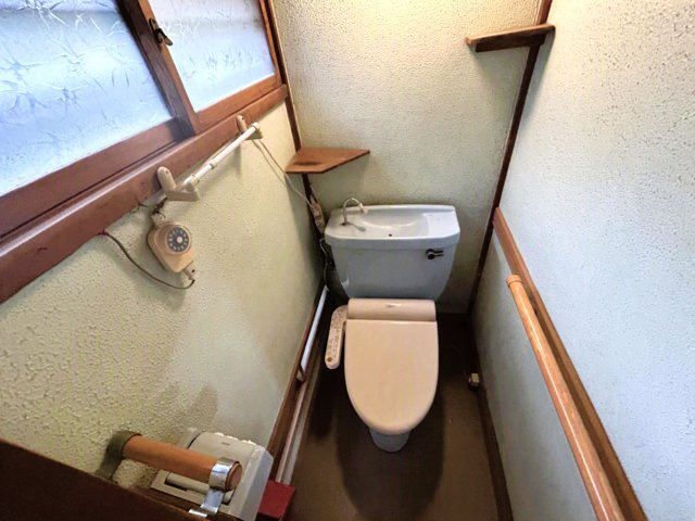 ～全室洋室仕様。エイヴイ武山店まで850mの平穏な住宅街～神奈川県横須賀市武1丁目のトイレ|型ガラスの窓から採光を確保でき、手すりも備わった衛生的なトイレ