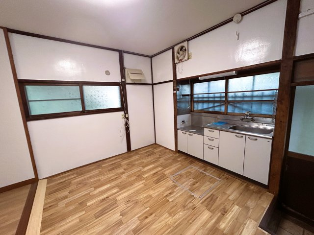 ～全室洋室仕様。エイヴイ武山店まで850mの平穏な住宅街～神奈川県横須賀市武1丁目のキッチン|2面に窓があり調理時の匂いがこもりにくく換気しやすい台所