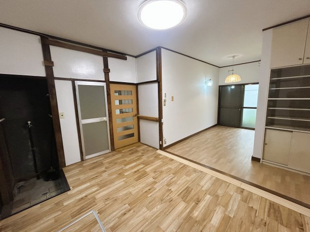 ～全室洋室仕様。エイヴイ武山店まで850mの平穏な住宅街～神奈川県横須賀市武1丁目の居間・リビング|段差のないフロア仕様で、隣室への移動もスムーズに行える