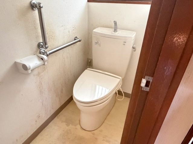 【湯河原町鍛冶屋】吹抜けがもたらす明るく開放的な室内のトイレ|窓からの自然光が明るく開放的トイレ空間。