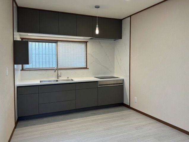 【湯河原町鍛冶屋】吹抜けがもたらす明るく開放的な室内のキッチン|リフォーム後の引き渡しになります　※リフォーム画像はイメージです