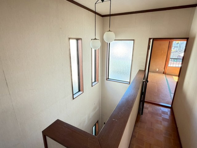 【湯河原町鍛冶屋】吹抜けがもたらす明るく開放的な室内の内装|吹き抜けの窓から届く光で、廊下まで明るい設計。