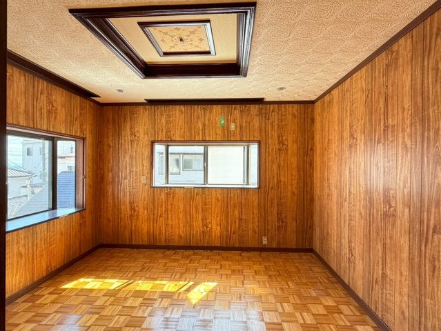 【湯河原町鍛冶屋】吹抜けがもたらす明るく開放的な室内の洋室|高い天井と窓の配置により、開放感溢れる空間で一日の疲れを癒せます。
