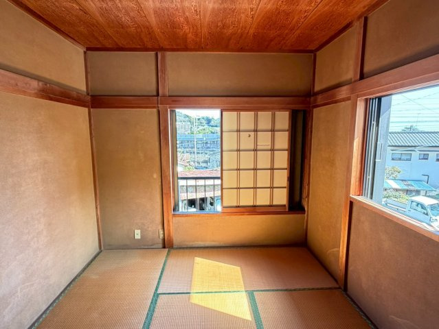 【湯河原町鍛冶屋】吹抜けがもたらす明るく開放的な室内の和室|独立した和室は、窓からの静かな景色を愉しむ書斎や趣味の部屋に最適。