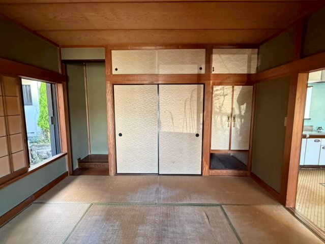 【湯河原町鍛冶屋】吹抜けがもたらす明るく開放的な室内の和室|1階和室。畳の香りに癒されながら、ゆったりと寛げる「和み」の空間です。