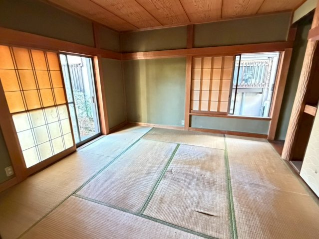 【湯河原町鍛冶屋】吹抜けがもたらす明るく開放的な室内の和室|来客時や、将来的な収納中心のお部屋としても重宝する広さです。
