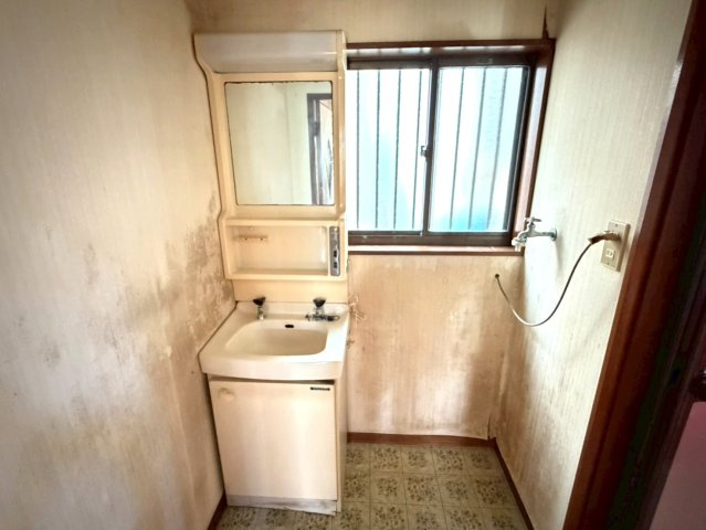 【湯河原町鍛冶屋】吹抜けがもたらす明るく開放的な室内のランドリースペース|窓に面した明るい洗面コーナー。朝の身支度も、自然光の中で気持ちよくスタートできます。