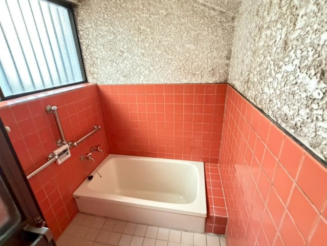 【湯河原町鍛冶屋】吹抜けがもたらす明るく開放的な室内の浴室|明るい光が差し込む窓を完備。自然換気がしやすく湿気がこもりにくいので日々のお手入れも衛生的です。