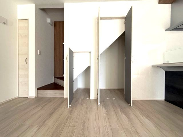 海見え！築後未入居物件　旧分譲地内　4LDK 　駐車複数台の収納|階段下収納