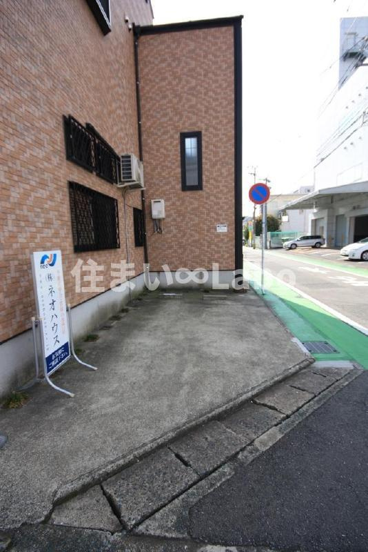 マカロニの駐車場
