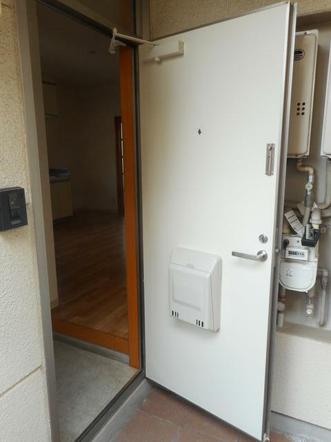 ジュネスコートの玄関