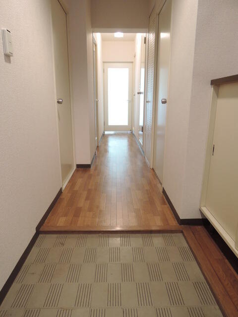 イーストパーク胡録台の玄関