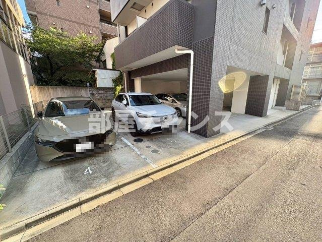 THE RESIDENCE SHIGAHONDORI の駐車場