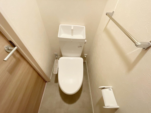 どんぐり３号のトイレ|温水洗浄便座付きトイレです。