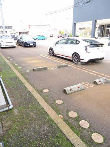 ライツ・レーベンの駐車場