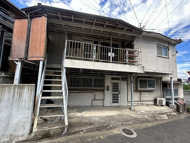 澤野アパートのエントランス