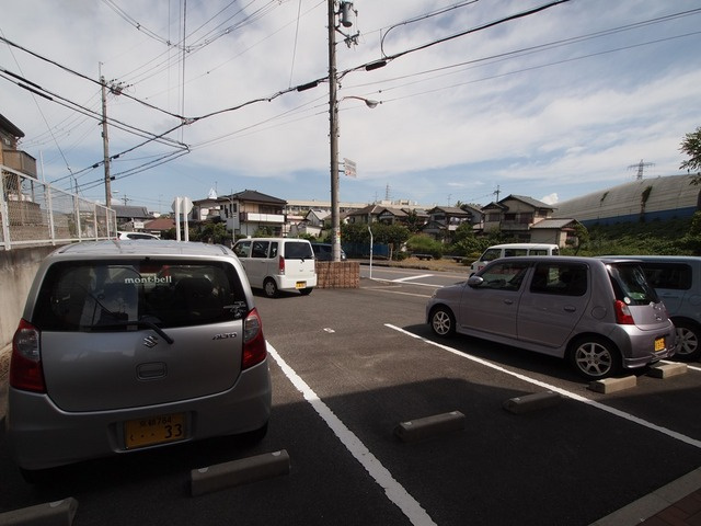サンパレス友が丘の駐車場