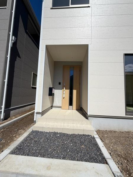 クレイドルガーデン前橋市川原町第４　２号棟の玄関|スマートキー付きの玄関。
鍵を探すことなくドアの開閉が可能です。
郵便物を守る鍵付きポストです。
インターホンは録画機能付きで防犯面に優れます。