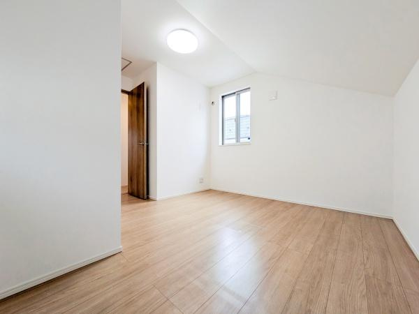横浜市戸塚区平戸５丁目の中古一戸建の洋室|落ち着きのある洋室です！
休日はこちらでおくつろぎ下さい♪