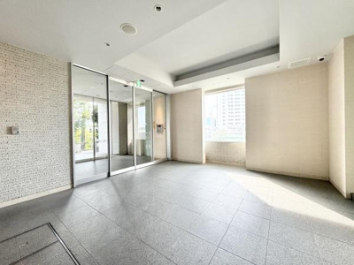 【エントランス】 | プロパレス泉ヶ丘ステーションステージ | 流行に左右されず、将来にわたって価値が継続する「上質」な佇まい。親しみやすさといった暮らしを豊かにしてくれる住空間です。