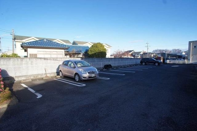 メゾン・ド・アンソレイエの駐車場|車をお持ちの方に嬉しい駐車場付きの物件です