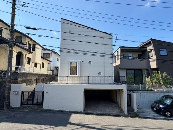 横浜市青葉区大場町の中古一戸建の駐車場