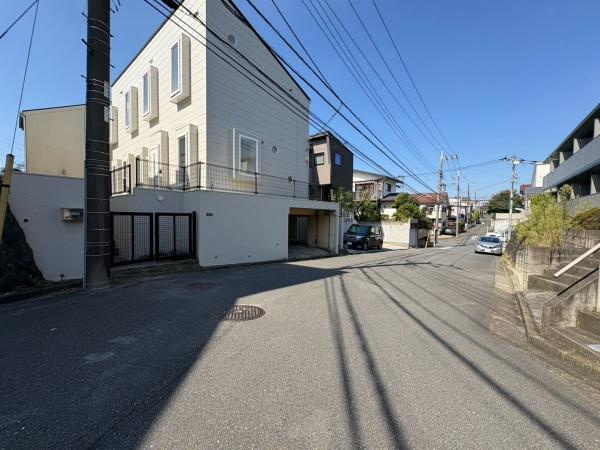 横浜市青葉区大場町の中古一戸建の前面道路含む現地写真
