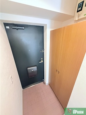 ファーニス白壁の玄関