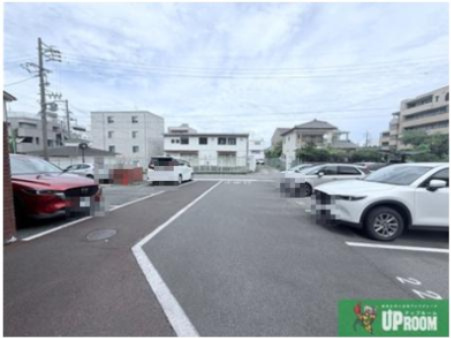 ファーニス白壁の駐車場