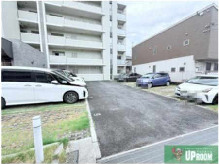 ラヴァーチェ徳川の駐車場