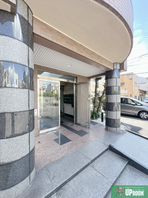 パラディ―ソ白壁のエントランス