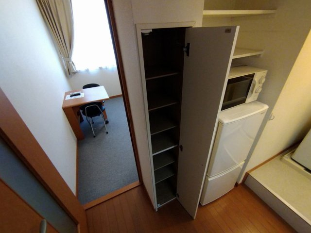 レオパレスクヴェレのその他|キッチン向かいにシューズボックス
