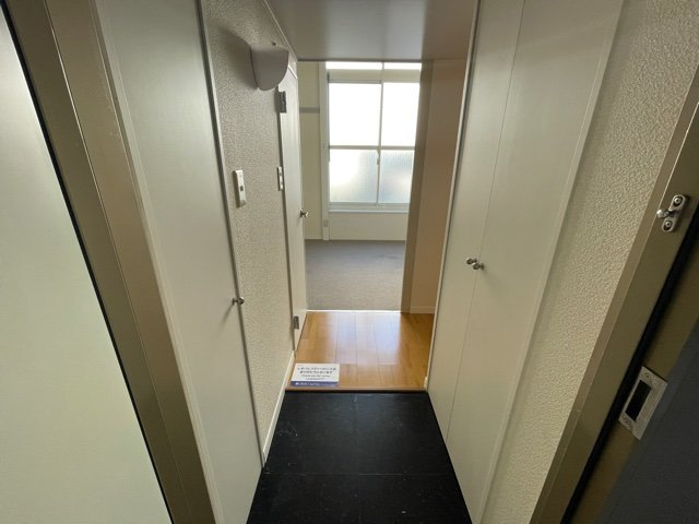 レオパレスＣｒｅｓｔの玄関
