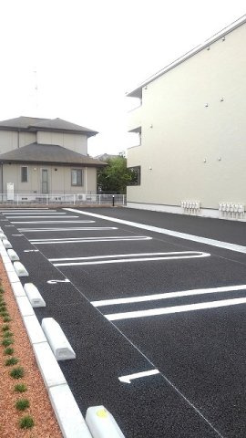 クレストガーデンⅤの駐車場