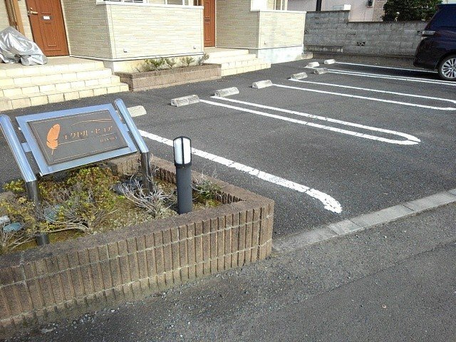 エクセル・ピュア　ハナワの駐車場|駐車スペースもあります