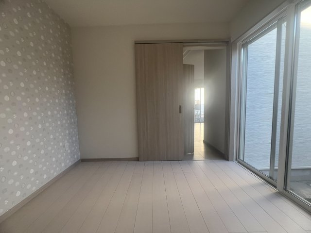 内外装が生まれ変わった住まい～鹿児島県鹿児島市吉野町～の洋室|アクセントクロスと引き戸を設置した明るい洋室