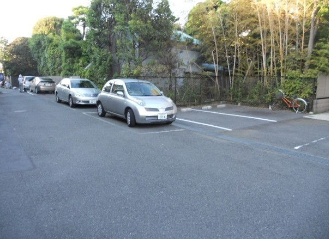 メゾンドセットの駐車場