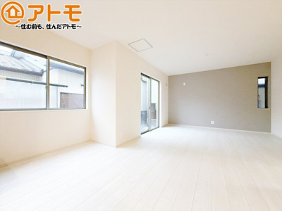 【居間・リビング】 | 清水区弥生町8期　新築戸建　全1棟 | 日当たりのよいリビングは、一年を通してぽかぽかとしています。家族が自然と集まる空間になりそうですね♪