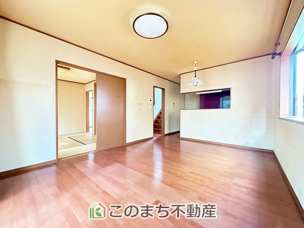 宇都宮市立伏町戸建の居間・リビング|時間のゆとりと空間、暖かな陽光がもたらす光と風を独占してください。新しい暮らしが始まります。※リフォーム前写真
