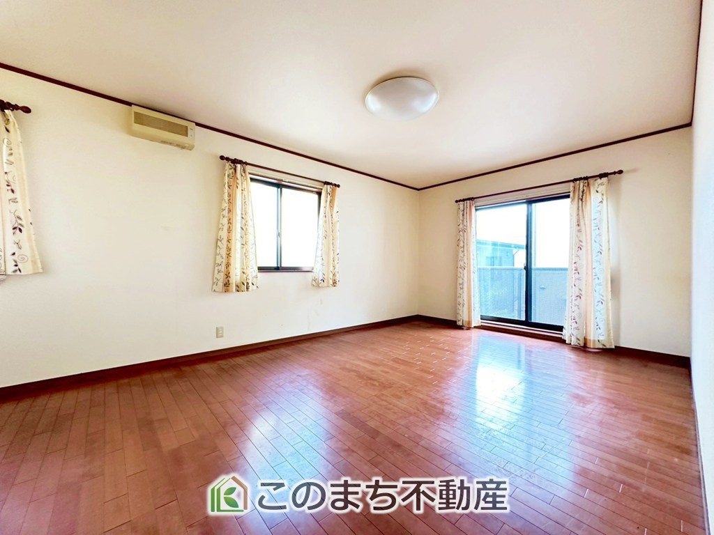 宇都宮市立伏町戸建の洋室|柔らかい陽光が差し込む明るいお部屋を演出する設計。彩光の取れる窓が気持ちの良いお部屋を創り上げます。※リフォーム前写真

